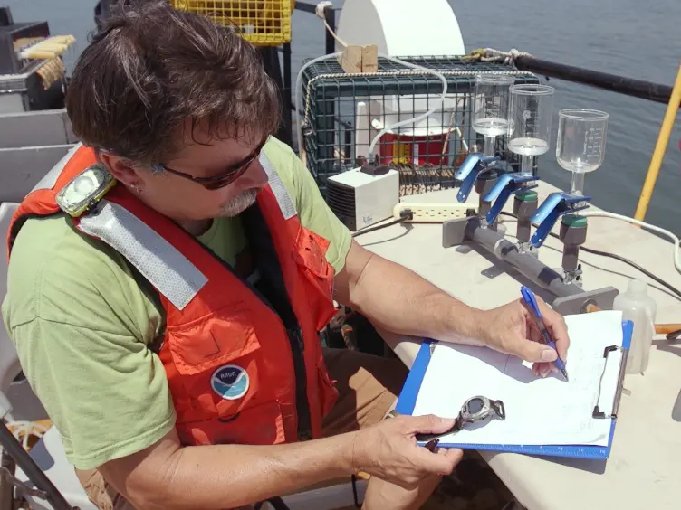 Design and Use of an Apparatus for Quantifying Bivalve Suspension Feeding at Sea